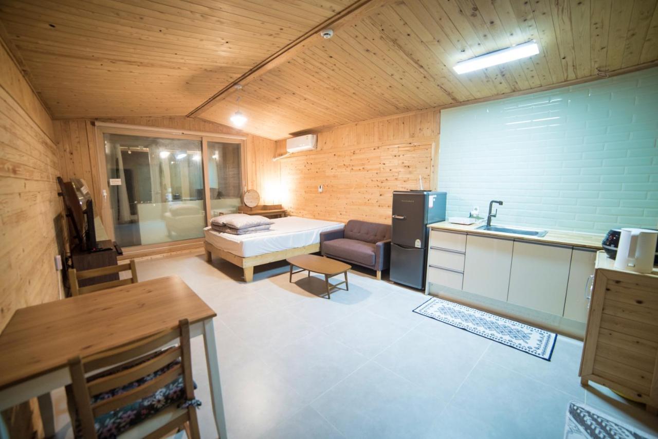 Jeju Sunflower Pension Seogwipo Bagian luar foto